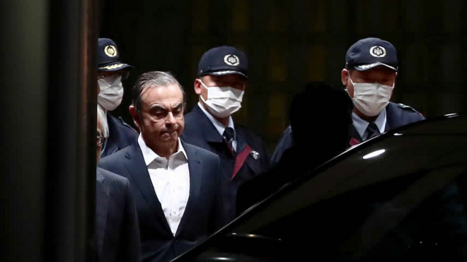 Zadržovaný exšéf Nissanu senzačně uprchl japonské justici, nikdo zatím neví, jak