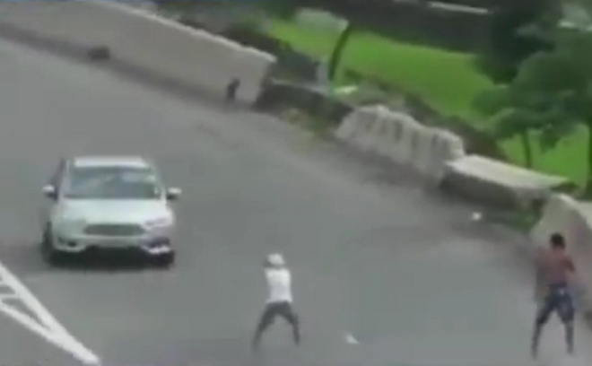 Přepadnout jedoucí auto v reálném světě není tak snadné jako v GTA (video)