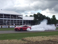 Chevy Camaro dostal „režim pálení gum”. Zmáčknete tlačítko a kouř se valí (video)