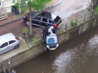 Porsche Cayenne narazilo do Smartu. Smart skončil ve vodě (videa)