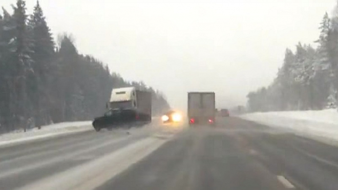 Tohle je čelní střet, který se nedá přežít. SUV vs. kamion (video)