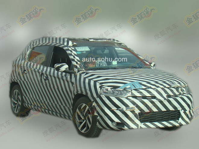 Citroën C-XR 2015: produkční verze poprvé nafocena, debutovat má ještě letos