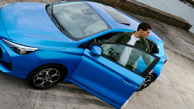 Číňané potichu válcují evropský trh s auty, s jejich nejlepší značkou prohrává už i Fiat, Nissan nebo Tesla