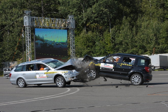Když se srazí škodovky: crash test v 90 km/h