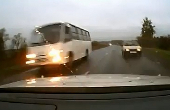 Jak se vyhnout čelnímu střetu dvou aut, ruská cesta (video)