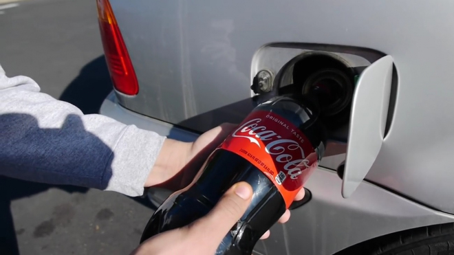 Co se stane, když do nádrže auta nalijete místo benzinu Coca-Colu?
