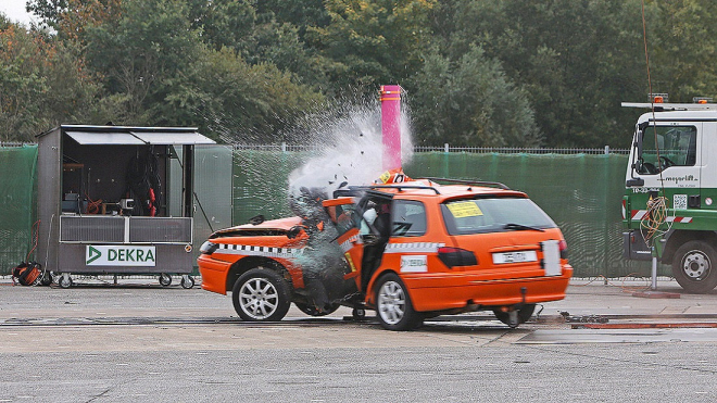 Takhle to dopadne, když se starším autem nabouráte ve 100 km/h do stromu