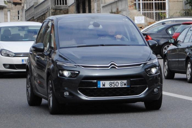 Citroën C4 Picasso II 2013 na dalších fotkách bez maskování, vypadá jako Robocop