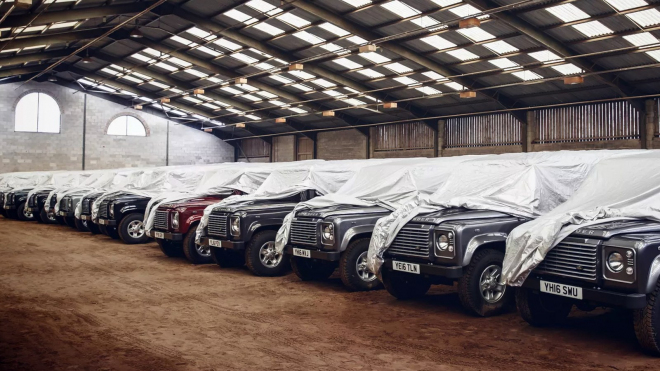 Muž na poslední chvíli nakoupil 239 klasických Land Roverů Defender a proměnil je ve zlatý důl. Kus dnes prodává až za 9 milionů