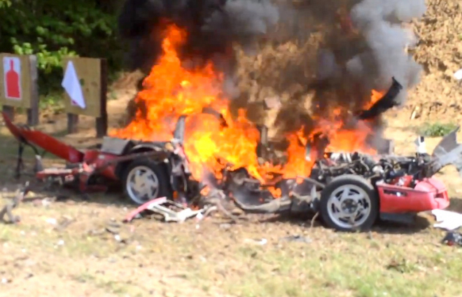 Nenávidíte Corvette? Pak se dívejte, tihle lidé jednu rozstříleli a vyhodili do vzduchu (video)