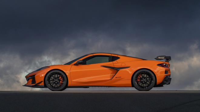 Levné „americké Ferrari” mohou mít Britové na rozdíl od nás s plným výkonem. Připlatí si, pořád ale nedají víc než za otylý Mercedes