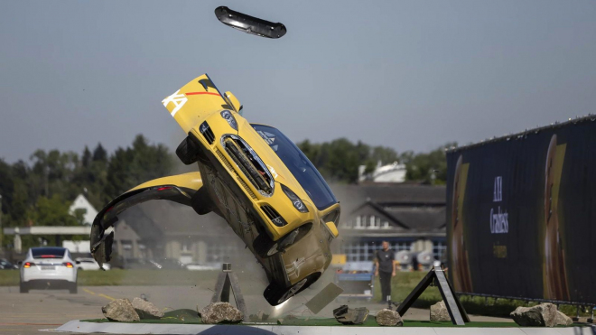 Tesla se při crash testu otočila na střechu a začala hořet, i to ukazuje, proč je pojištění elektromobilů tak drahé