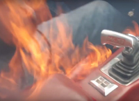 Takhle děsivě vypadá, když vnitřek auta za jízdy zachvátí požár (video)