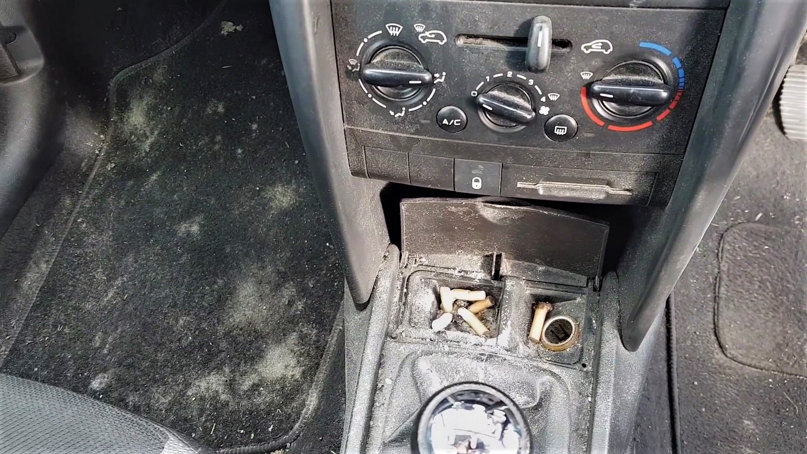 Jak vyčistit auto po kuřákovi?