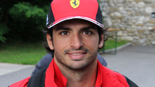 Carlos Sainz dostal od Ferrari k Vánocům nové služební auto. A to si pište, že to není Octavia TDI
