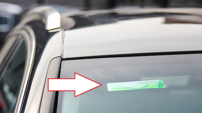 Takovou věc si teď lidé musí lepit na auta v Číně. Důvod je absurdní, realita varovná