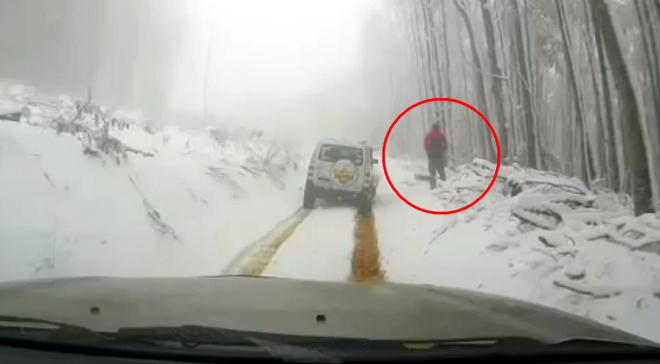 Řidič si šel ulevit, ale zapomněl na ruční brzdu. Pak už se jen nestačil divit (video)