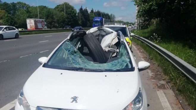 Uvolněné kolo kamionu trefilo auto v protisměru, rozpáralo ho jako plechovku