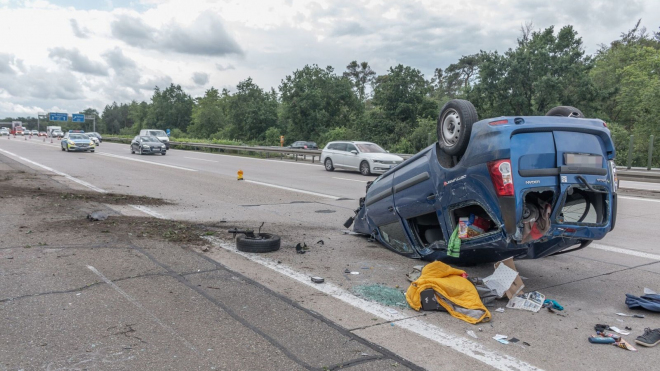 Policie musela nasadit 20 aut, aby zastavila řidiče prchajícího v rodinné Dacii