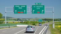 Proč jsou značky na dálnicích zelené? V Česku má toto řešení docela neobvyklou historii