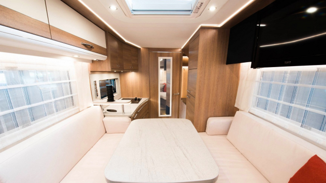 Takhle to vypadá v prvním ryze elektrickém obytném autě. Samo se i dobije