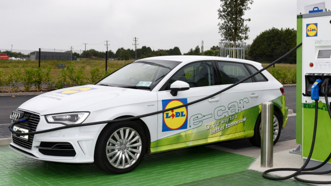 Nabíjení elektromobilů zdarma u obchodních center končí, lidé s ním zacházeli jako „správní” Češi