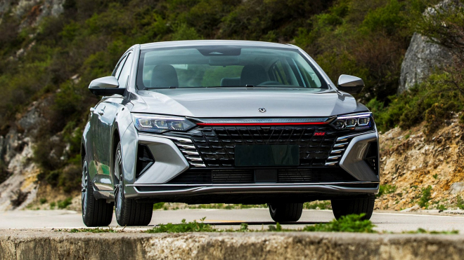 Větší, výkonnější a vybavenější čínský soupeř Škody Octavia se začal prodávat v Evropě. Stojí ještě míň, než měl