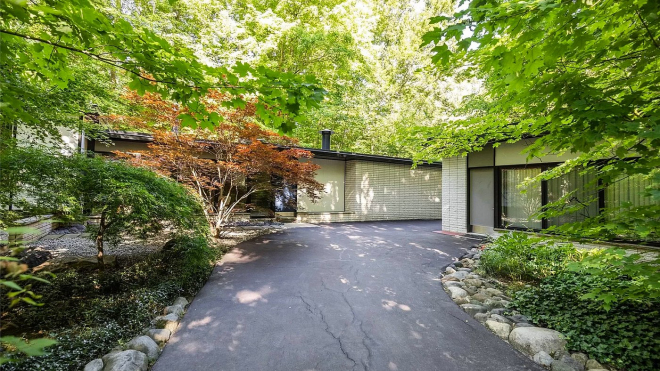 Designér automobilky si postavil dům podle svého gusta, teď ho nabízí k prodeji