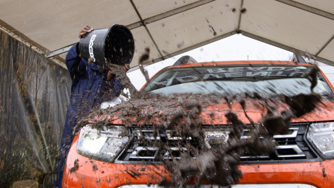 Dacia spustila unikátní myčku aut. Vůz vám nevyčistí, větší drsňáky z vás ale udělá, zdarma