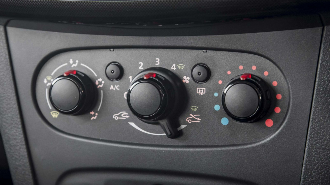 Proč jsou Dacie uvnitř tak jednoduché? Láce? Kdepak, je to záměr, říkají Rumuni