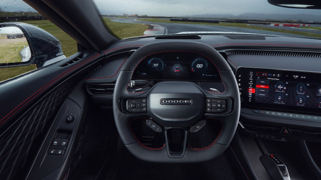 Elektrický propadák Dodge stihla další katastrofa. Novináři ukázali, jak sám od sebe zrychluje, automobilka svou reakcí vše dokonala