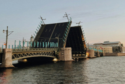 Řidič s ukradeným autem skočil přes zvedací most, aby unikl policii. Nikdo z policistů si to netroufl napodobit