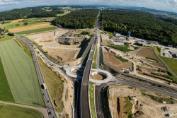 Švýcaři předělávají dálnici na okresku, něco takového snad svět ještě neviděl