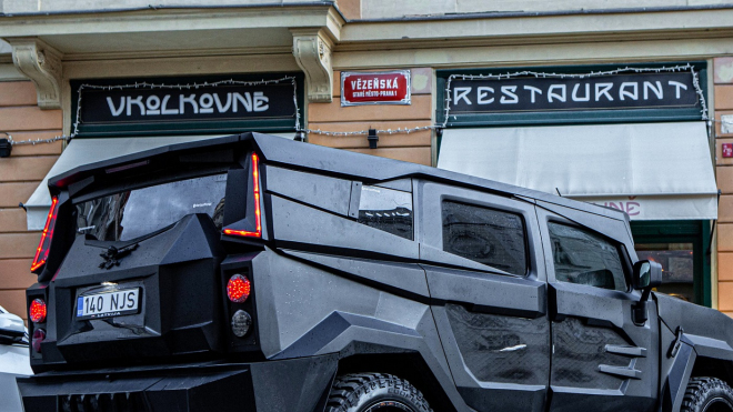 Jedno z nejopulentnějších aut světa už jezdí po Praze, jeho interiér zvedá obočí