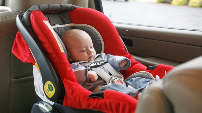 Přestaňte nechávat své dítě v dětské autosedačce, když už jste dojeli do cíle