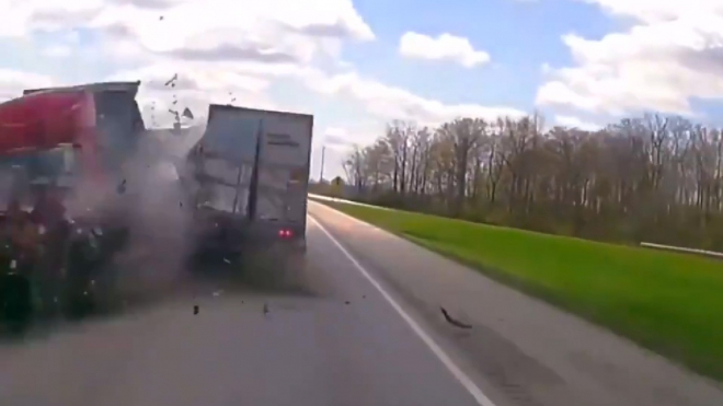 Čelní střet dvou kamionů názorně ukazuje, jak dobře jsou v ČR řešené dálnice