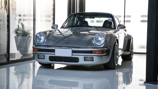 Toto je dům snů automobilového fandy, je doslova postaven okolo garáže