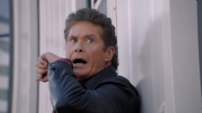 David Hasselhoff září v nové automobilové reklamě, i když si utahuje sám ze sebe