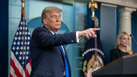 Trumpovy snahy o narovnání trhu už berou elektroautům vítr z plachet. Bezosův projekt najednou šlape vodu, Nissan dál couvá