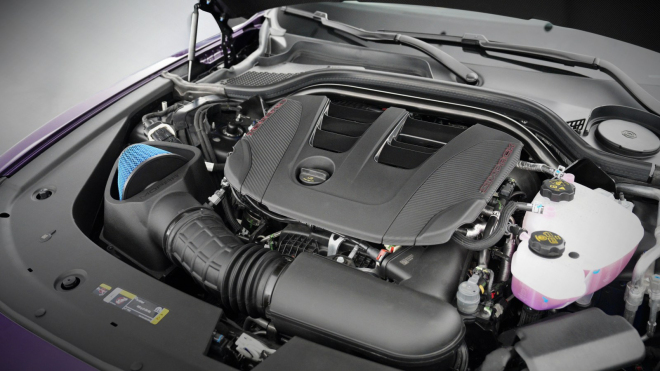 Původně jen elektrický silák se začal prodávat i ve spalovací verzi. A najednou je z něj nejlevnější takhle silné a rychlé auto