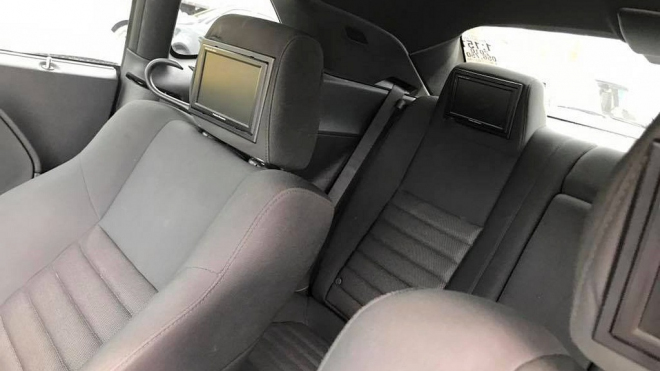 Proč má tohle auto tolik displejů v hlavových opěrkách, směrem dopředu?