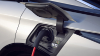 Další značka přiznává, že bude muset předělat svůj elektromobil na spalovací pohon, asi nepomáhá ani spojení s prezidentem