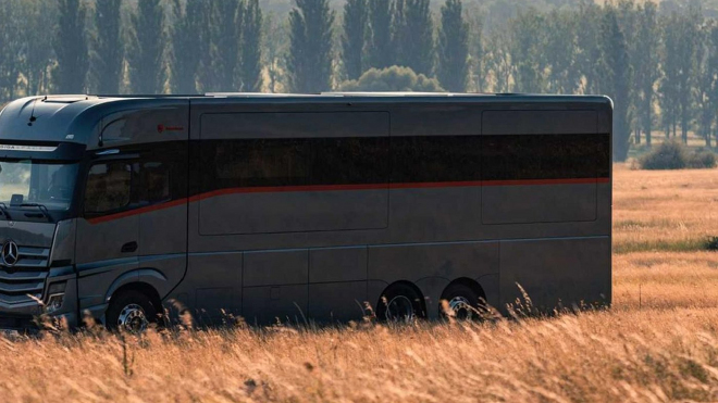 Jeden z nejluxusnějších obytných vozů vypadá jako přízrak, pojme i vaše Ferrari
