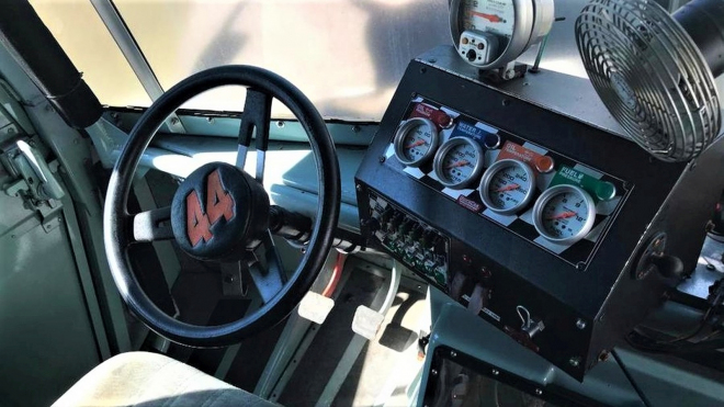 Nejrychlejší pošťácké auto světa mělo být na prodej, koupit si ho ale teď nikdo nesmí