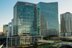 Nissan si prodal střechu nad hlavou. Ze sídla, které bylo symbolem jeho úspěchu, je symbol úpadku, kde je jen hostem