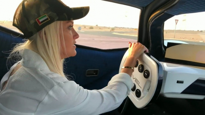 5000koňového „zabijáka Bugatti” zkusil první člověk mimo automobilku, žena