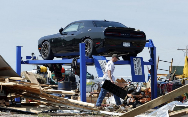 Dodge Challenger Hellcat je opravdu silný, silnější než tornádo (foto)