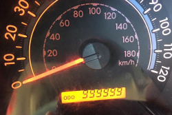 Muž najel s autem 1,6 milionu km a výrobce mu za to dal nové zdarma. Nyní vzal další a znovu s ním ujel 1,6 milionu km
