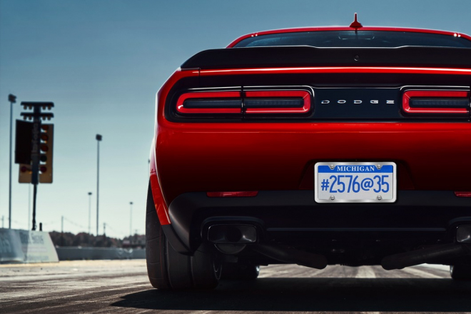 Dodge Challenger SRT Demon ukázal záď s tajemnou značkou. A závodní radiálky