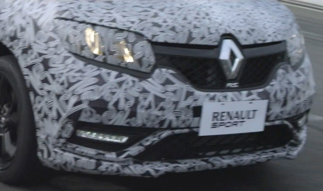 Dacia Sandero RS se poprvé předvádí v akci na okruhu, stále v kamufláži (video, doplněno)